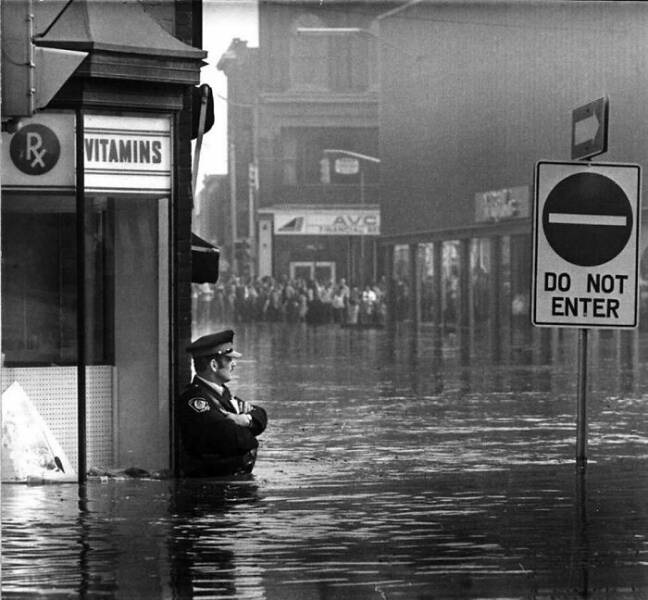 Name:  Canadian police officer guarding a pharmacy during a flood. Galt, Ontario, Canada.jpg
Views: 575
Size:  101.3 KB