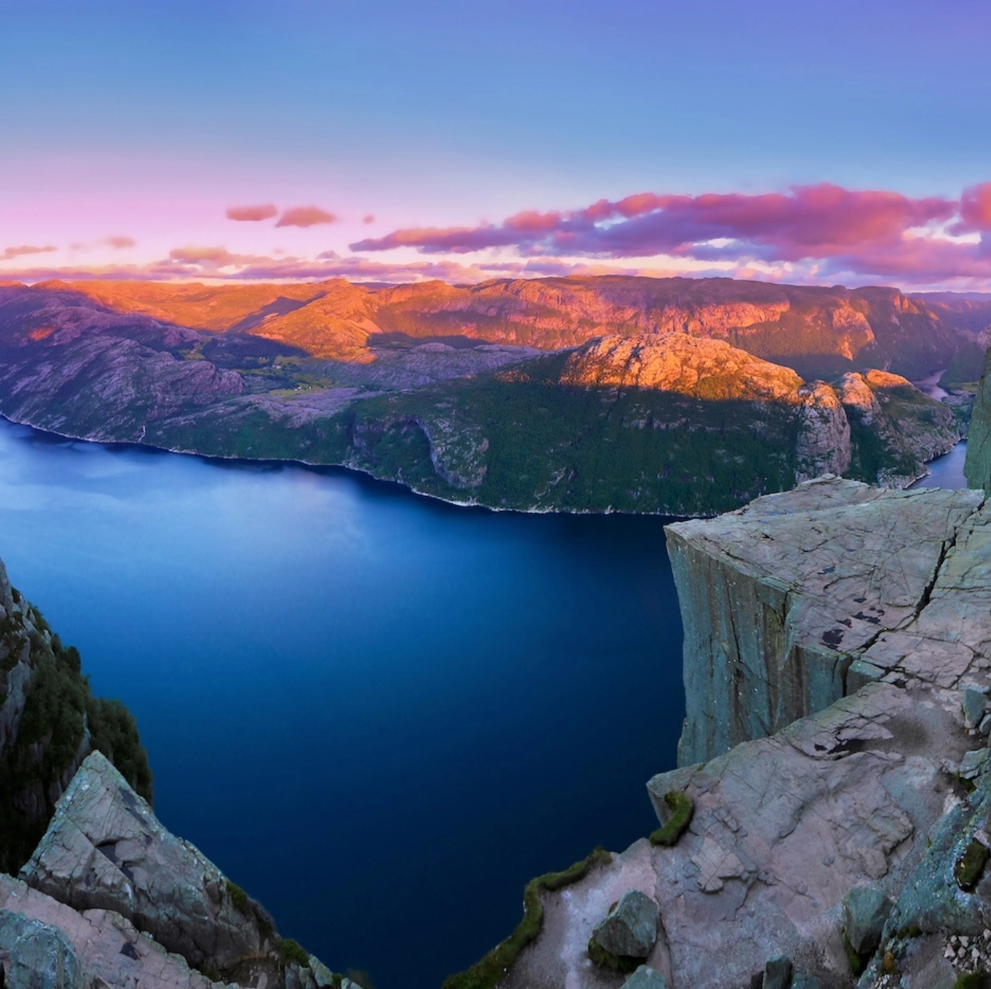 Name:  Preikestolen.jpg
Views: 1469
Size:  1.04 MB