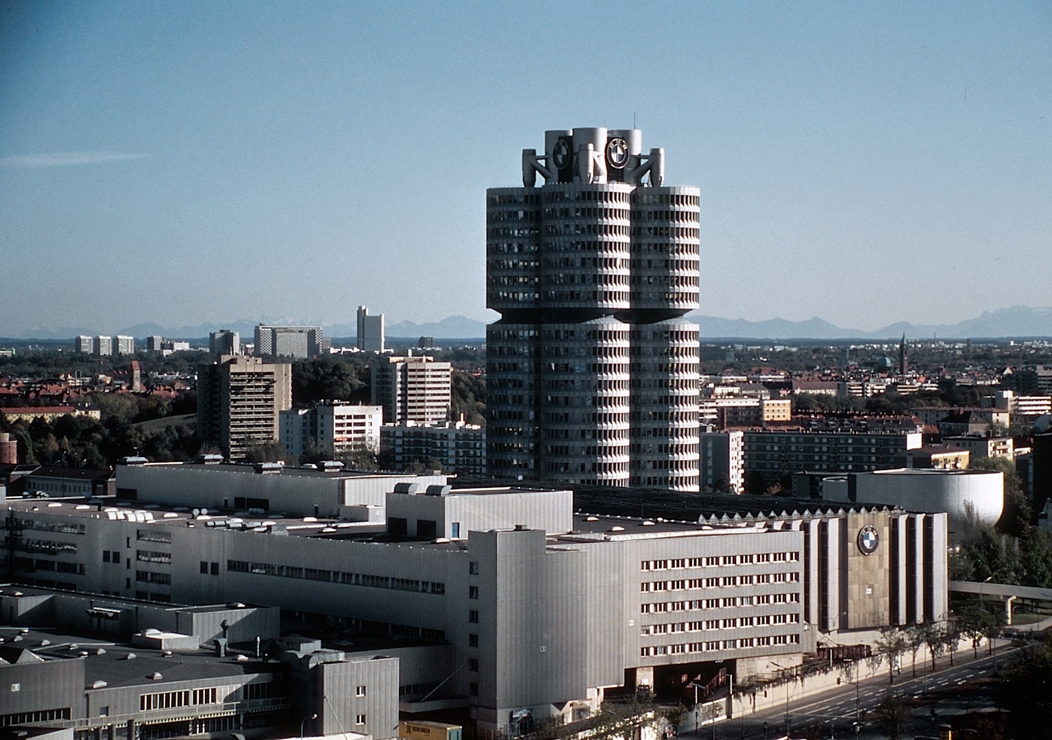 Name:  bmw-s-tower-and-museum-in-munich-celebrate-40-years-of-existence-1080p-1.jpg
Views: 4772
Size:  501.5 KB